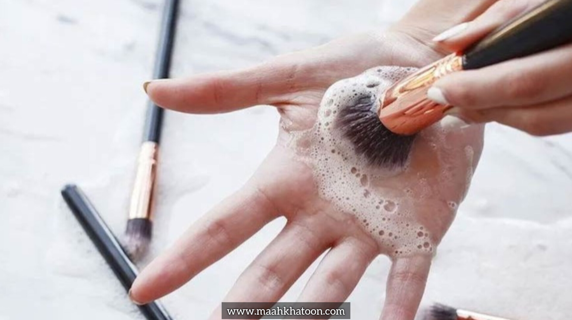 ضدعفونی کردن براشها و اسفنجهای آرایشی