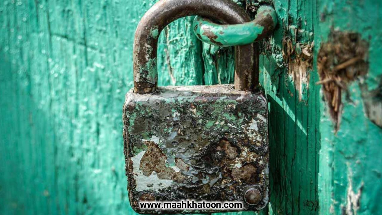 بستن قفل بر درخت و ضریح؛ آیینی میان نذر، امید و معنویت